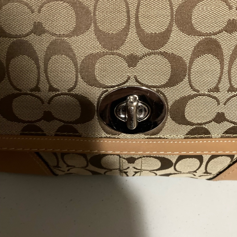 Coach Signature Shoulder Bag EXCELLENT CONDITION - Picture 7 of 10